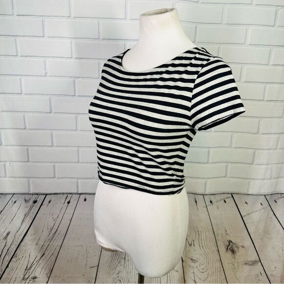 10/$25🦋 Forever 21 Gray & Black Striped Short Sleeve Crop Top - Size Large - Picture 3 of 13